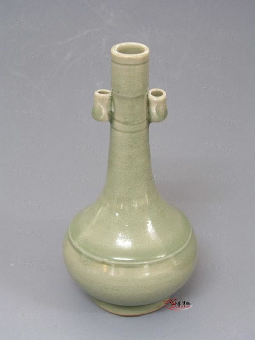 南宋龙泉窑青瓷贯耳瓶赏析